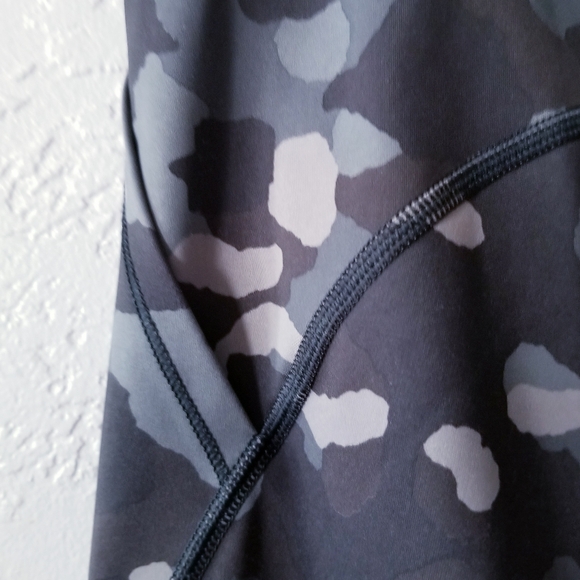 Athleta Lightning Camo 7/8 Tight Leggings Sz medium M pockets - Picture 5 of 7